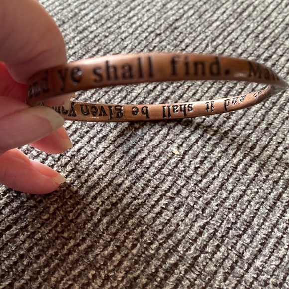 Solid copper colored bracelet. - Picture 2 of 2